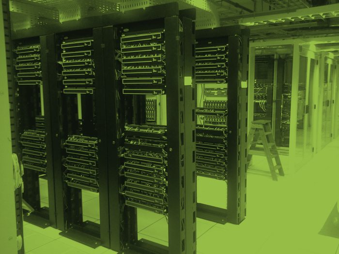 Corredor de racks de servidores em um data center